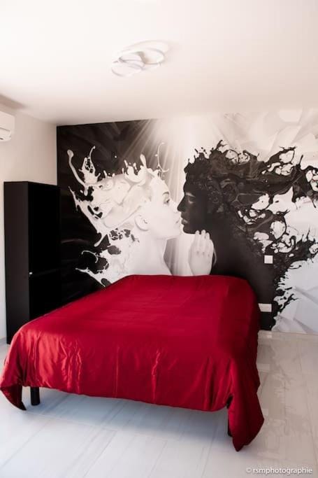 Photo of the whole room, Decorative detail