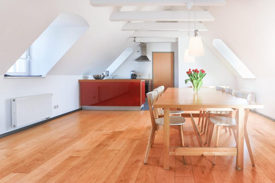 Kitchen or kitchenette, Living room, Seating area, Dining area