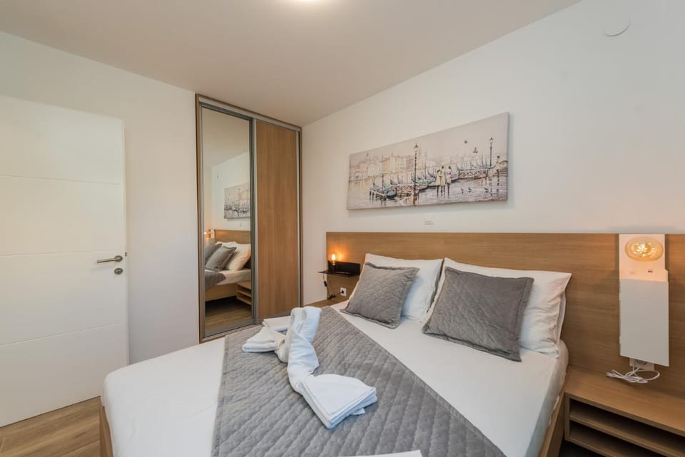 Bed, Bedroom, towels