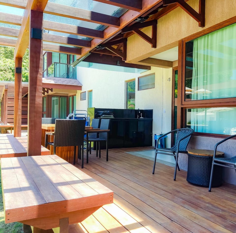 Patio, Communal lounge/ TV room, Day, BBQ facilities, TV and multimedia, View (from property/room), Balcony/Terrace, Living room, Seating area, Dining area, Evening entertainment