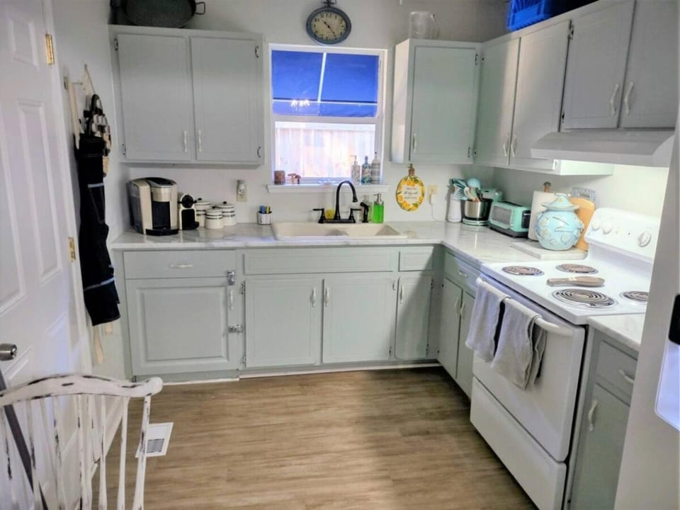 COZY-Quiet Cottage Pets Kitchen House in Tallahassee