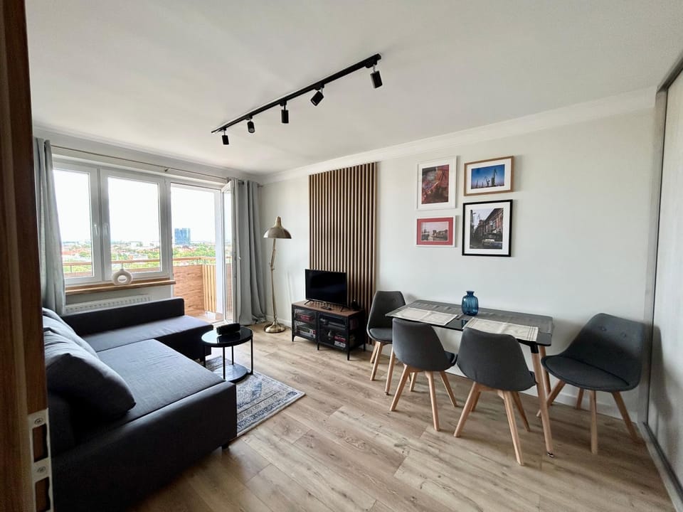 Bed, TV and multimedia, Living room, Photo of the whole room, Seating area, Dining area