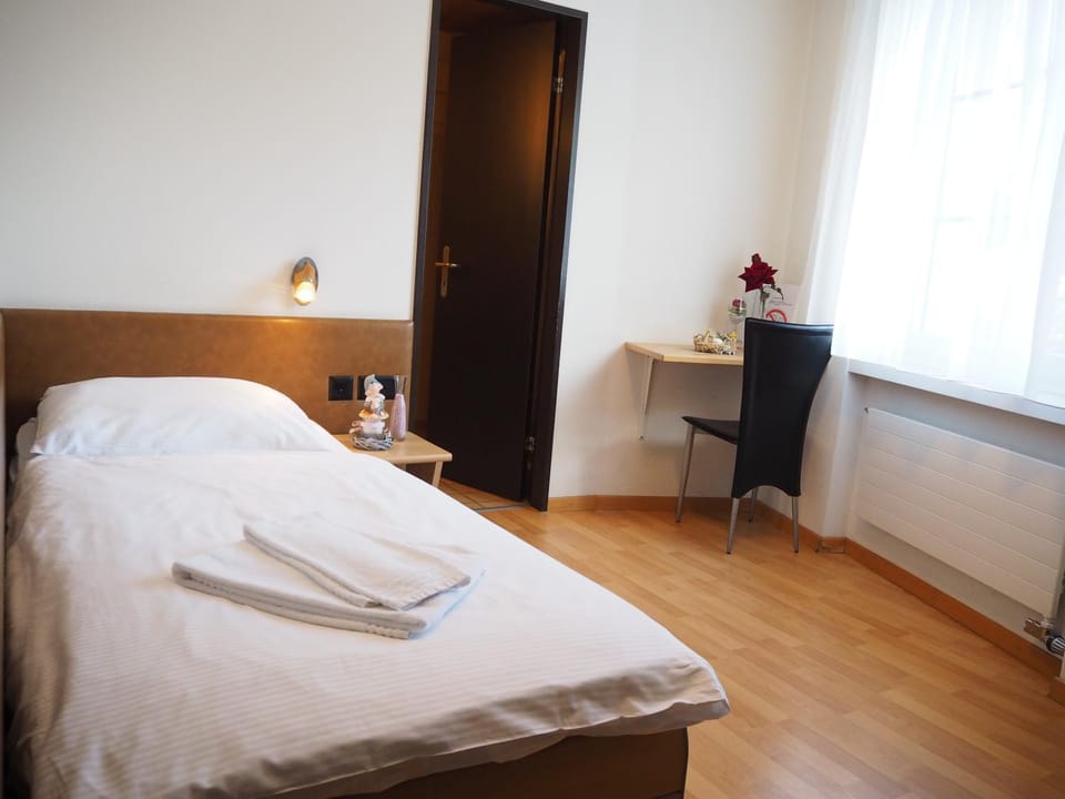 Toilet, Bed, Seating area, Bedroom, Continental breakfast, towels