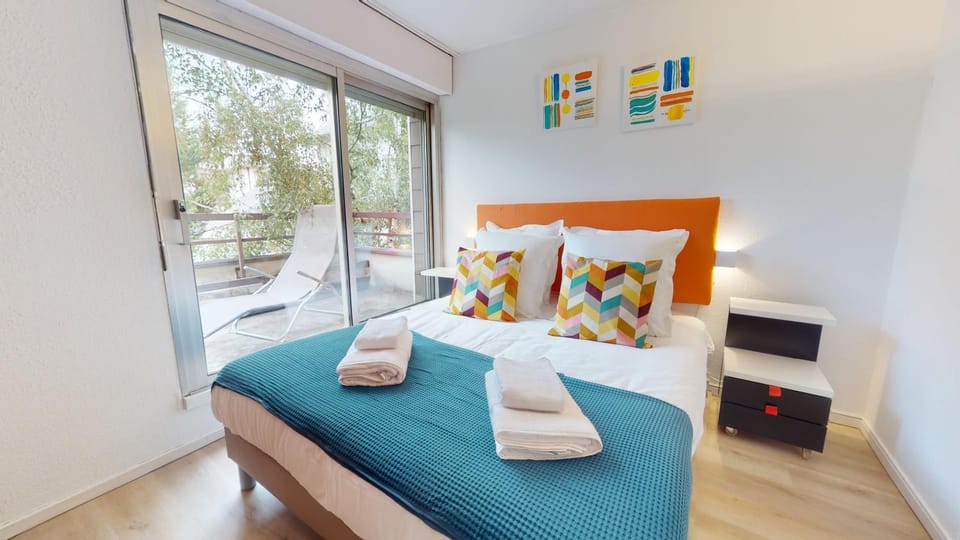 Bed, Photo of the whole room, Bedroom, towels
