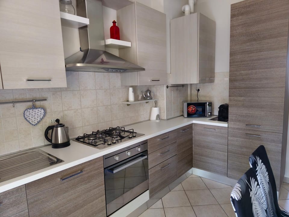 Kitchen or kitchenette, minibar, stove