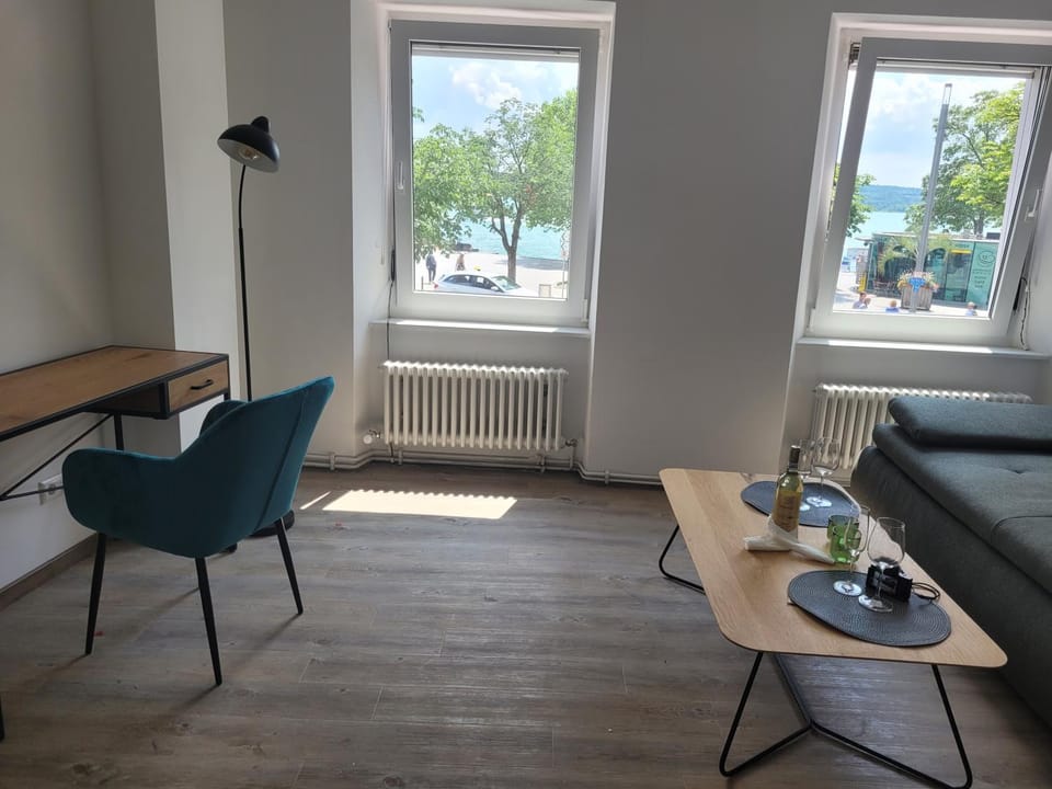 Living room, Seating area, internet