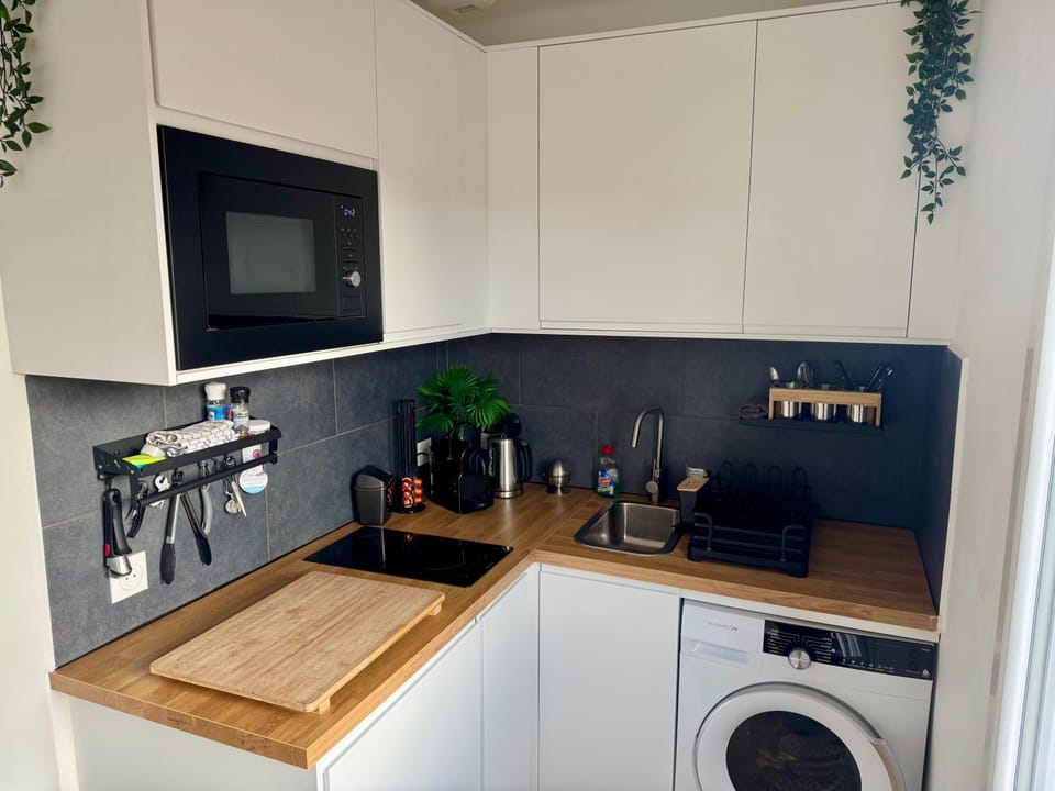 Coffee/tea facilities, microwave, stove, kitchen