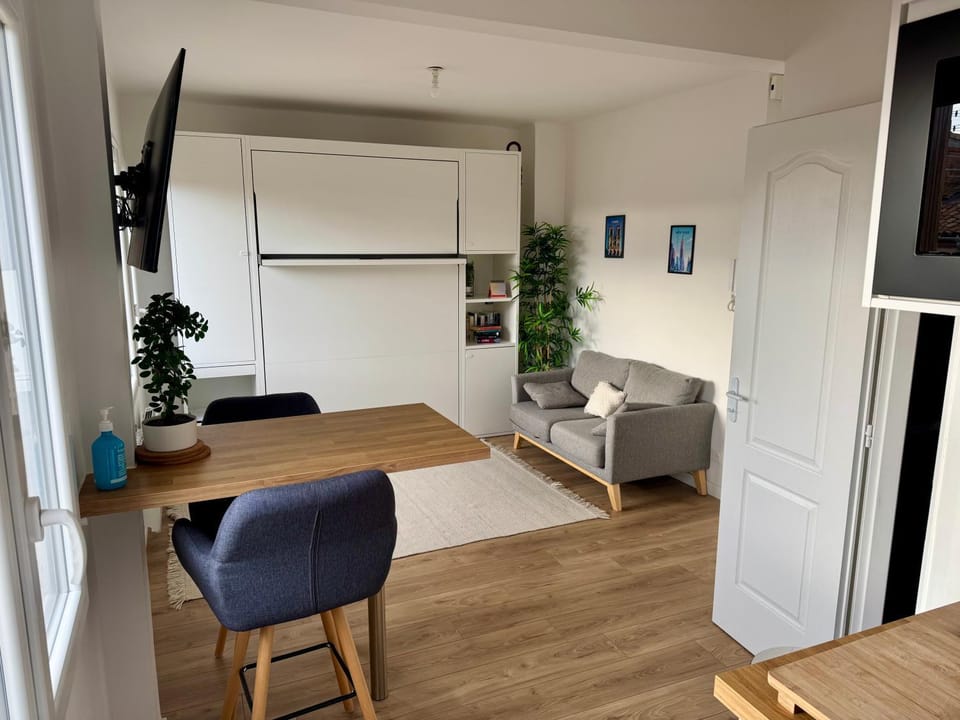 TV and multimedia, Living room, Dining area