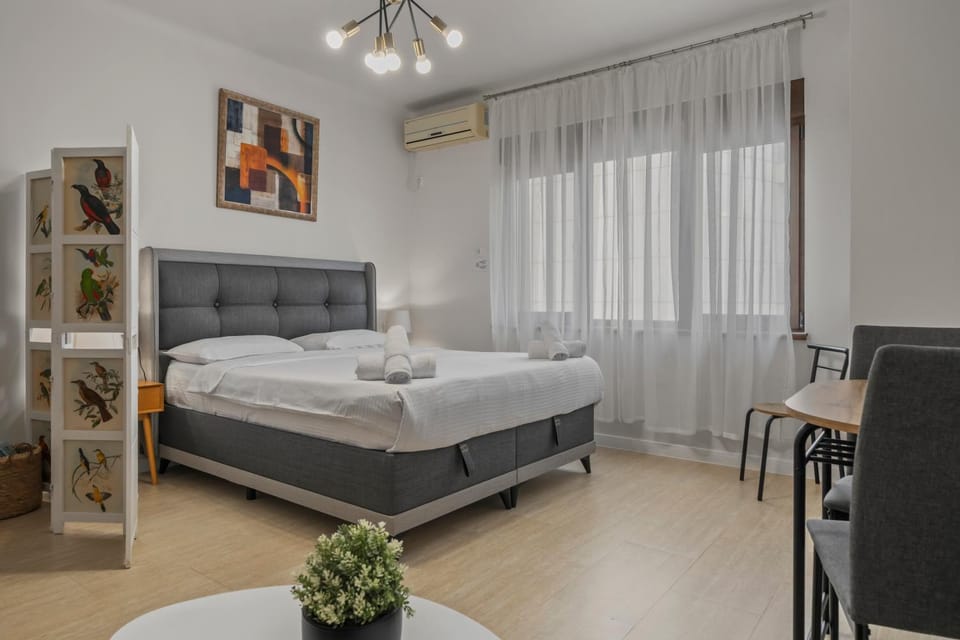 Bed, Living room, air conditioner