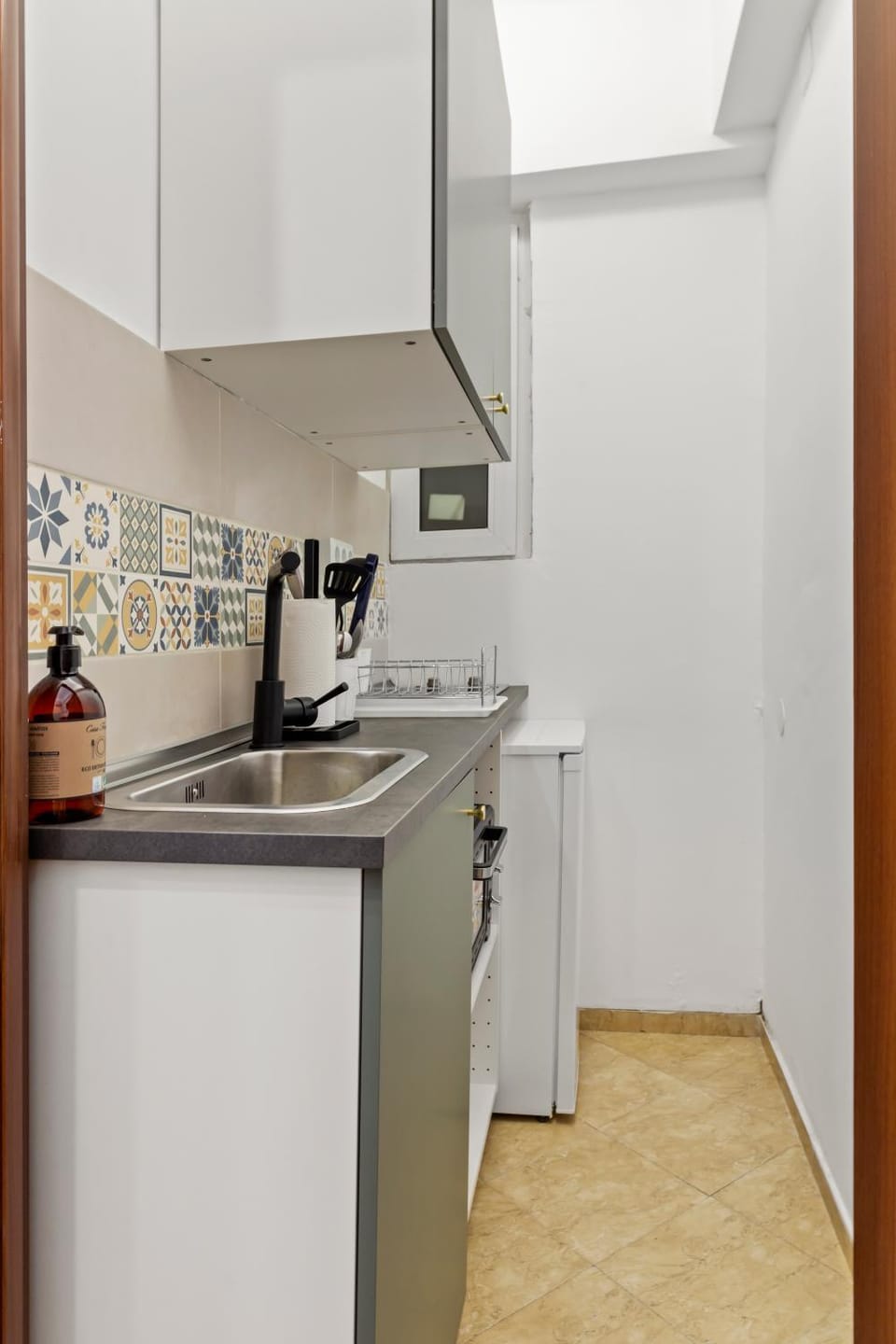 Kitchen or kitchenette, minibar, stove