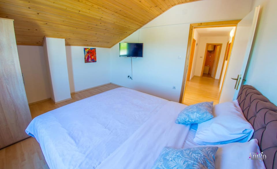 Bed, TV and multimedia, Photo of the whole room, Bedroom