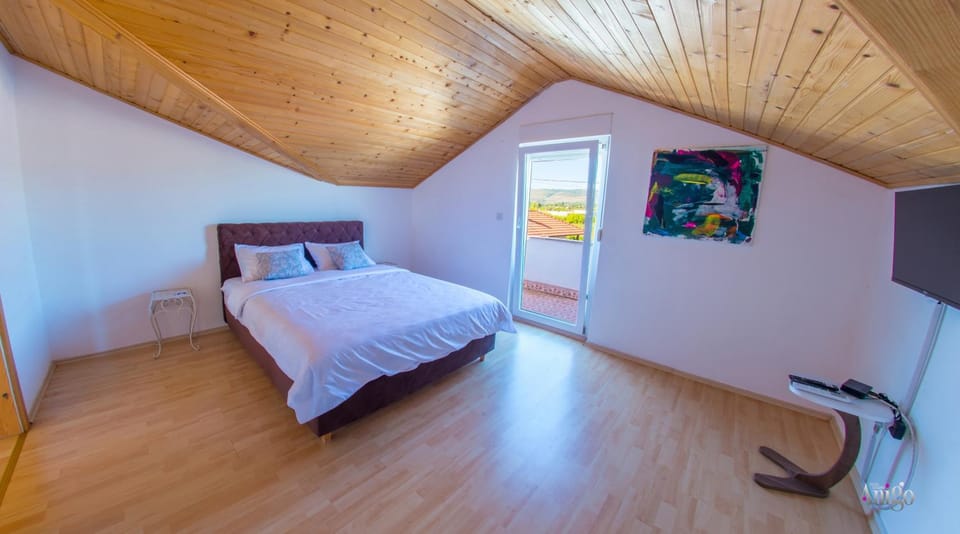 Bed, TV and multimedia, Photo of the whole room, Bedroom