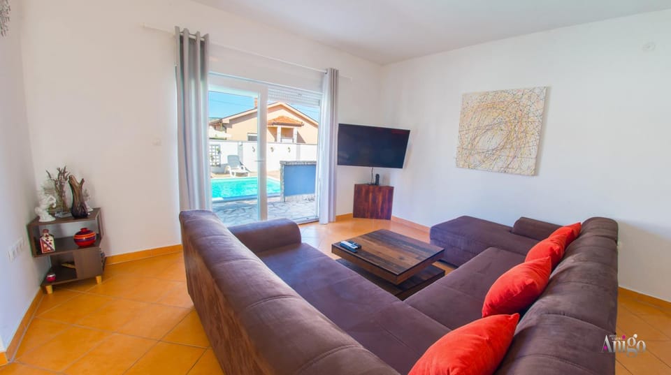 Communal lounge/ TV room, TV and multimedia, Living room, Seating area, Pool view, Swimming pool