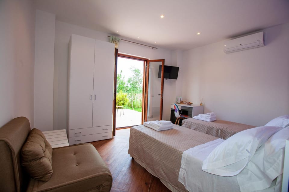 Bed, TV and multimedia, Photo of the whole room, Bedroom, towels, air conditioner