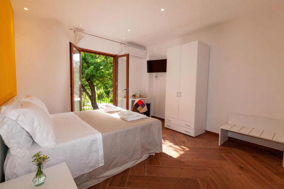 Bed, Garden, TV and multimedia, Photo of the whole room, Bedroom, towels, wardrobe