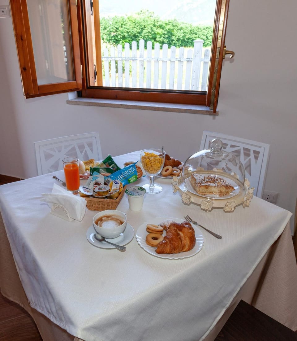 Kitchen or kitchenette, Food and drinks, Dining area, Food, Breakfast, Continental breakfast, Drinks
