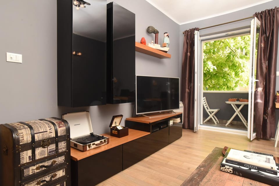 Communal lounge/ TV room, TV and multimedia, Living room, Seating area, Evening entertainment, hair dresser