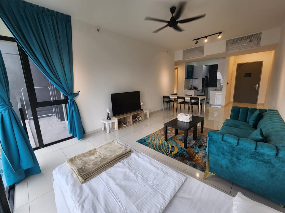 Communal lounge/ TV room, Bed, TV and multimedia, Kitchen or kitchenette, Living room, Photo of the whole room, Seating area, Dining area, Evening entertainment, Bedroom, fireplace, minibar