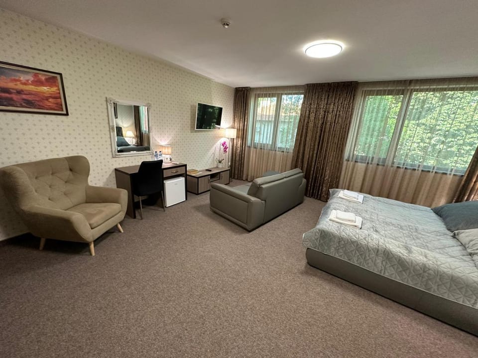 Bed, TV and multimedia, Photo of the whole room, Bedroom