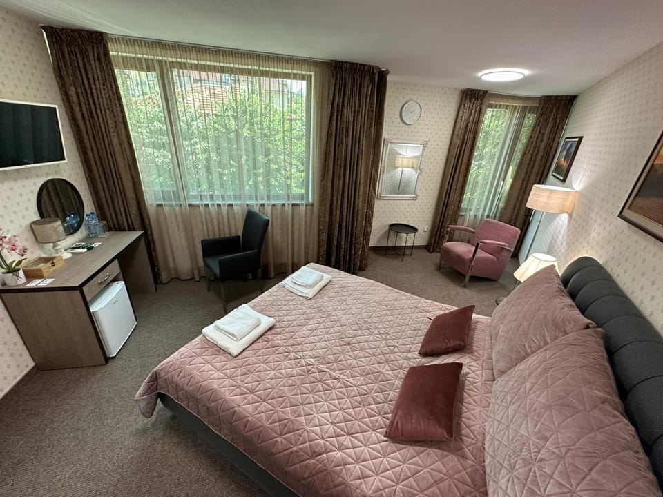 Bed, Photo of the whole room, Seating area, Bedroom