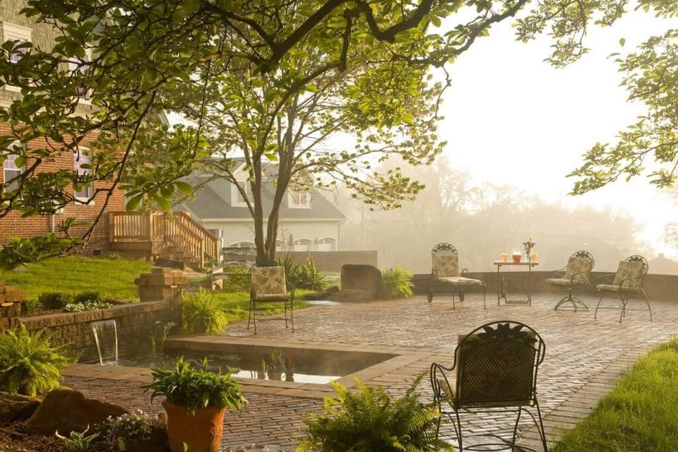 One of These Nights - King Sized Bed - Sleeps 2 Bed and Breakfast in Madison Heights