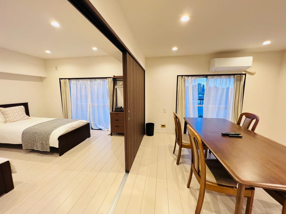 Bed, Dining area, Bedroom