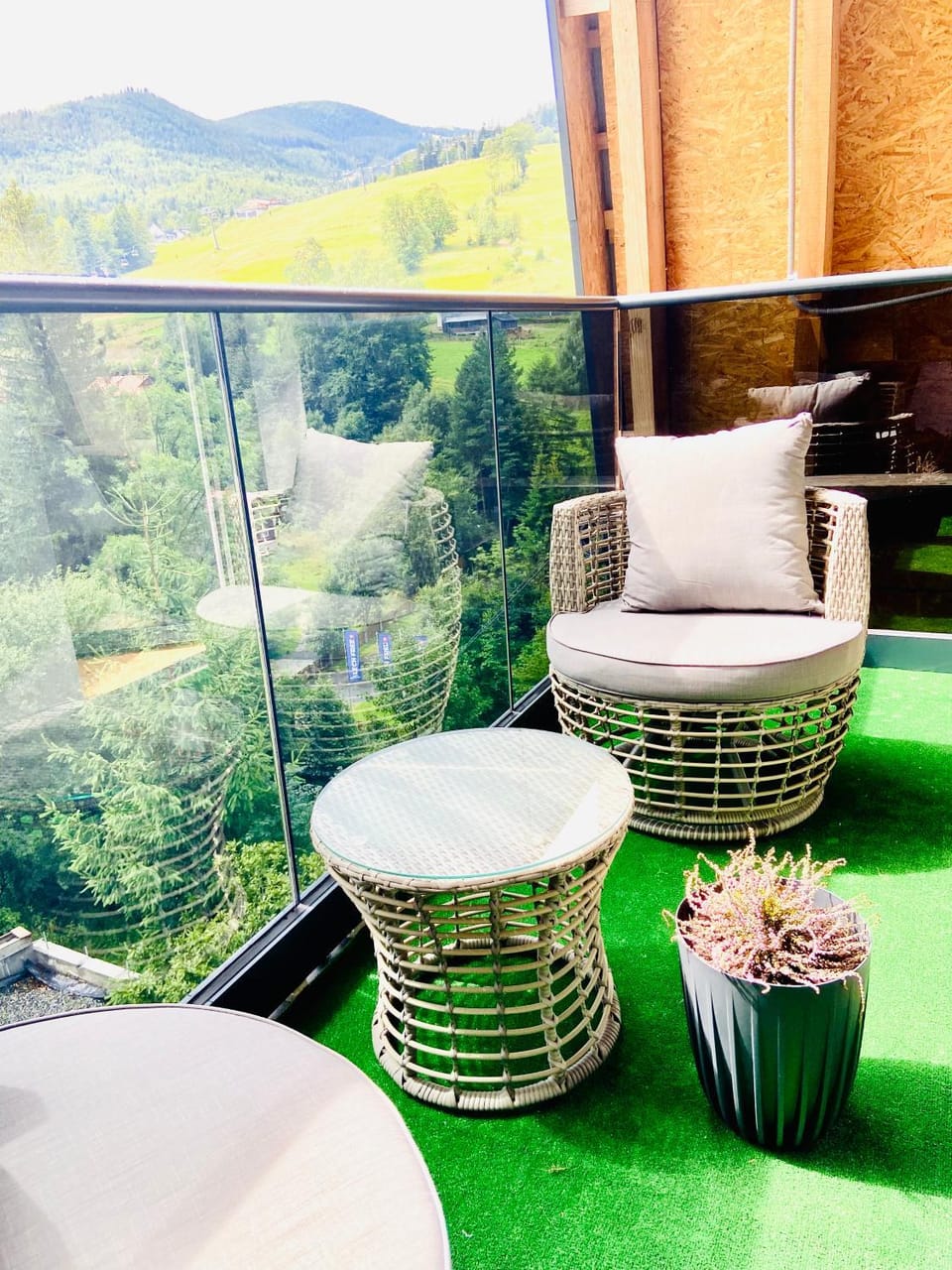 Spring, Day, Natural landscape, View (from property/room), Balcony/Terrace, Seating area, Garden view, Mountain view