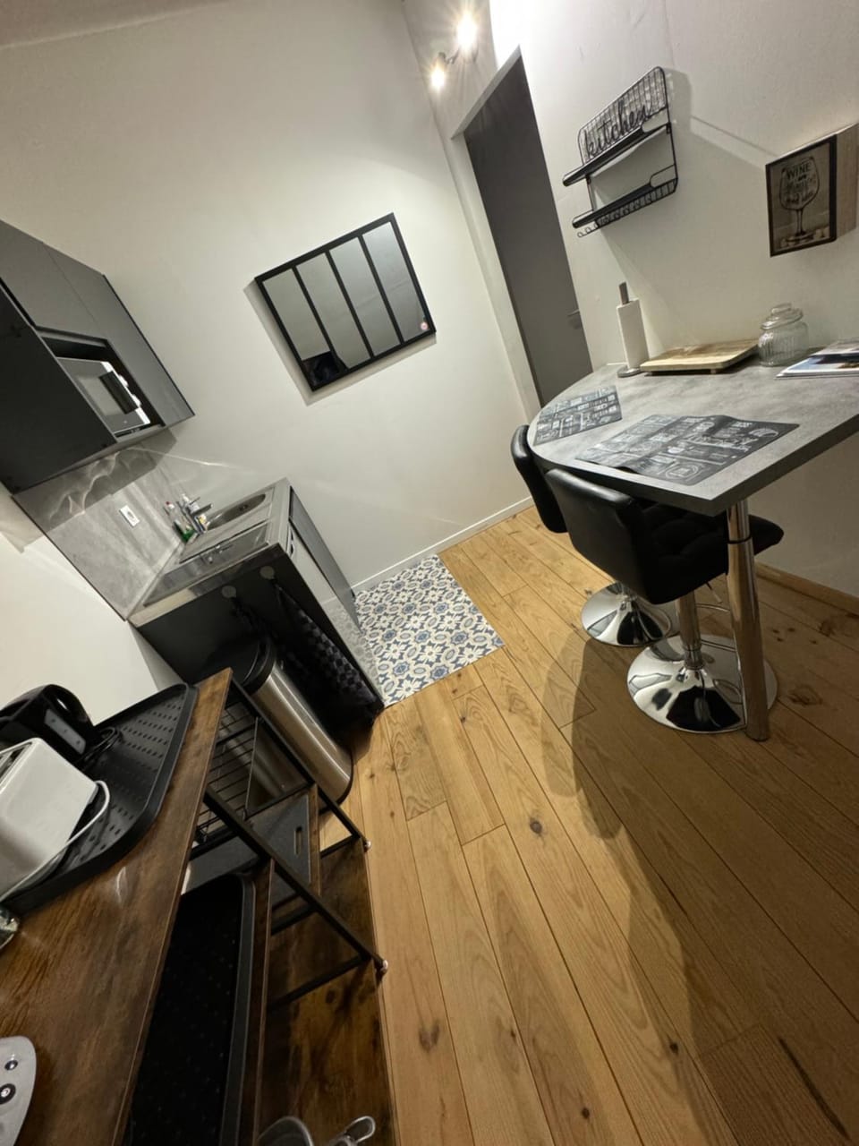 Kitchen or kitchenette, Dining area