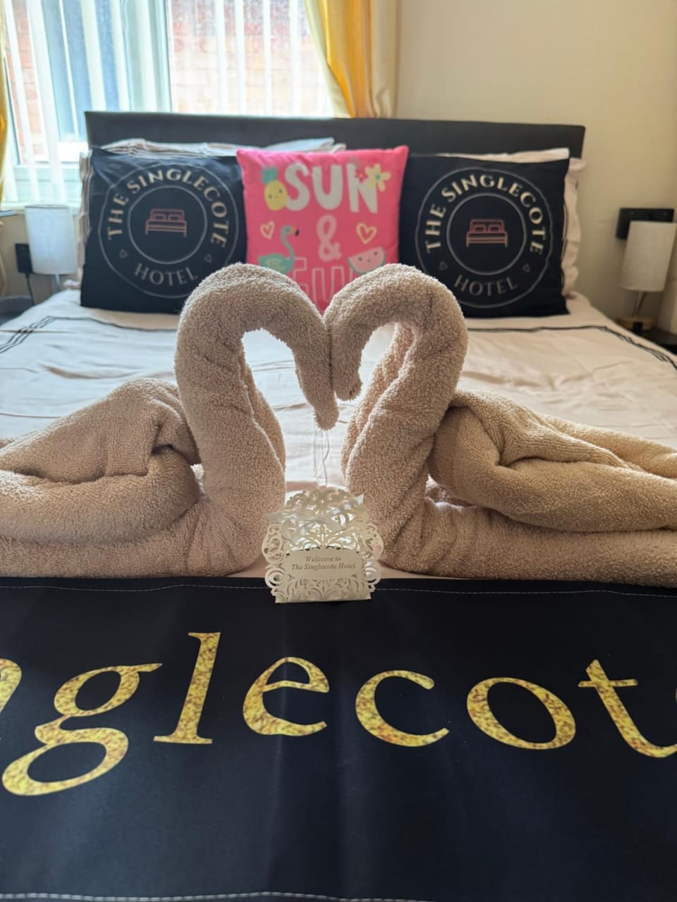 Bed, Bedroom, towels