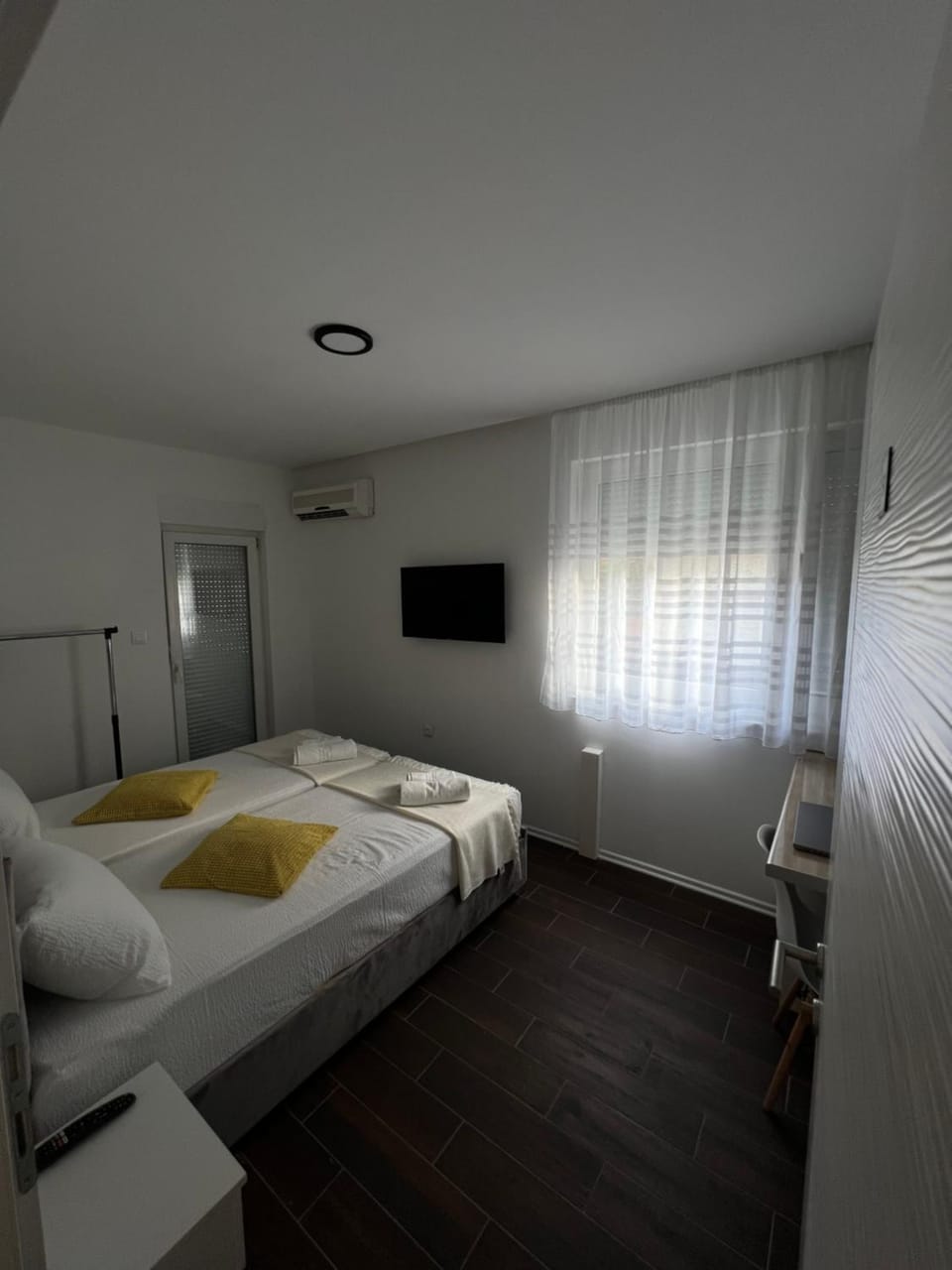 Bed, TV and multimedia, Photo of the whole room, Bedroom, air conditioner