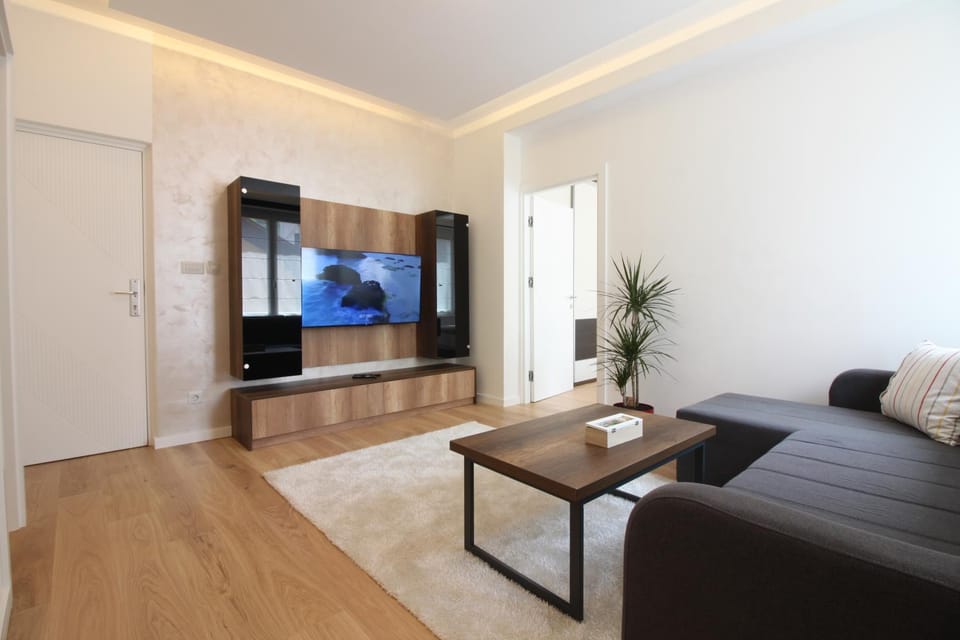TV and multimedia, Living room, Seating area, Evening entertainment
