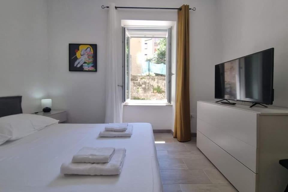 Bed, TV and multimedia, Photo of the whole room, Bedroom, towels