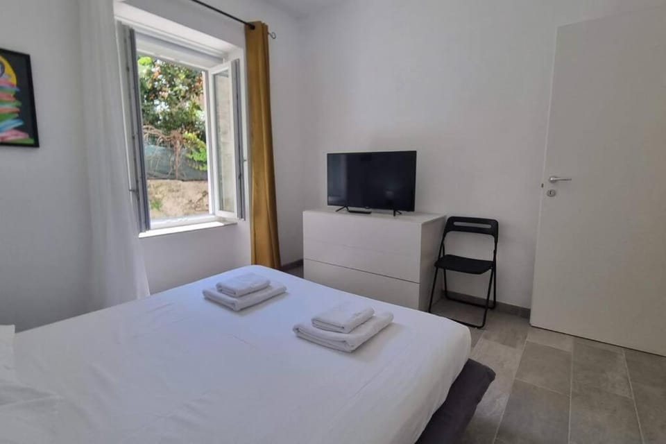 Communal lounge/ TV room, Bed, Bedroom, towels