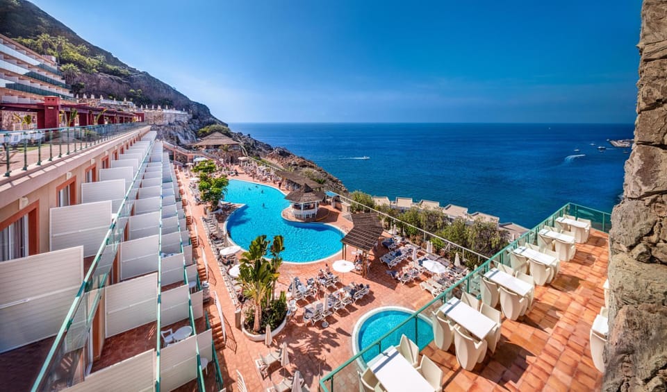 Property building, Sea view, Swimming pool
