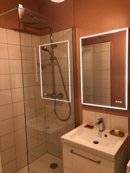 Appartement Vieux-Port/ 2 min du métro Estrangin Apartment in Marseille