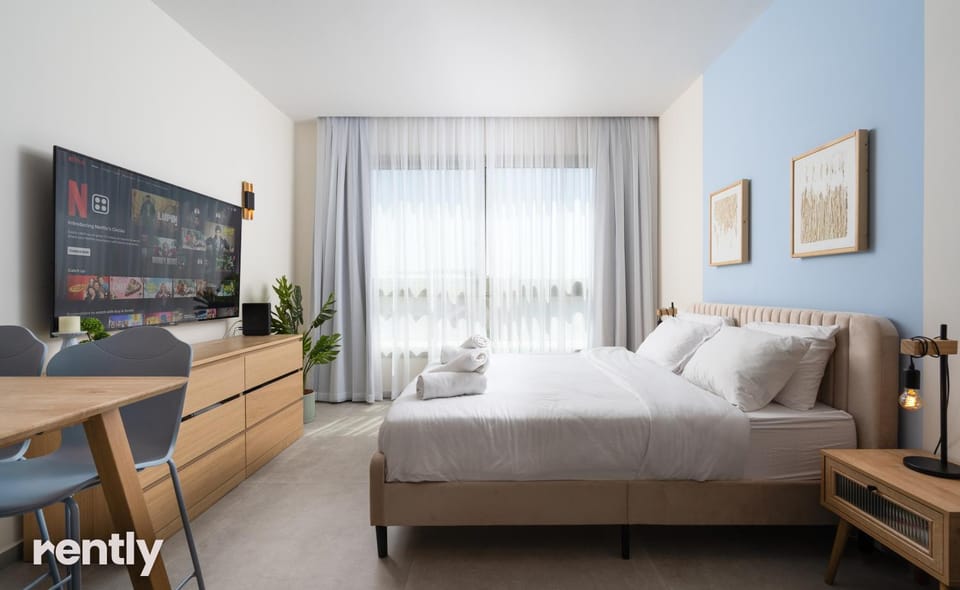 Bed, TV and multimedia, Bedroom