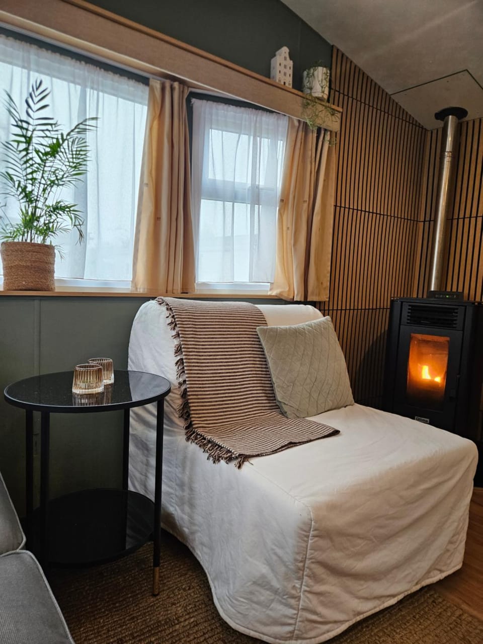Bed, Living room, Seating area, heating