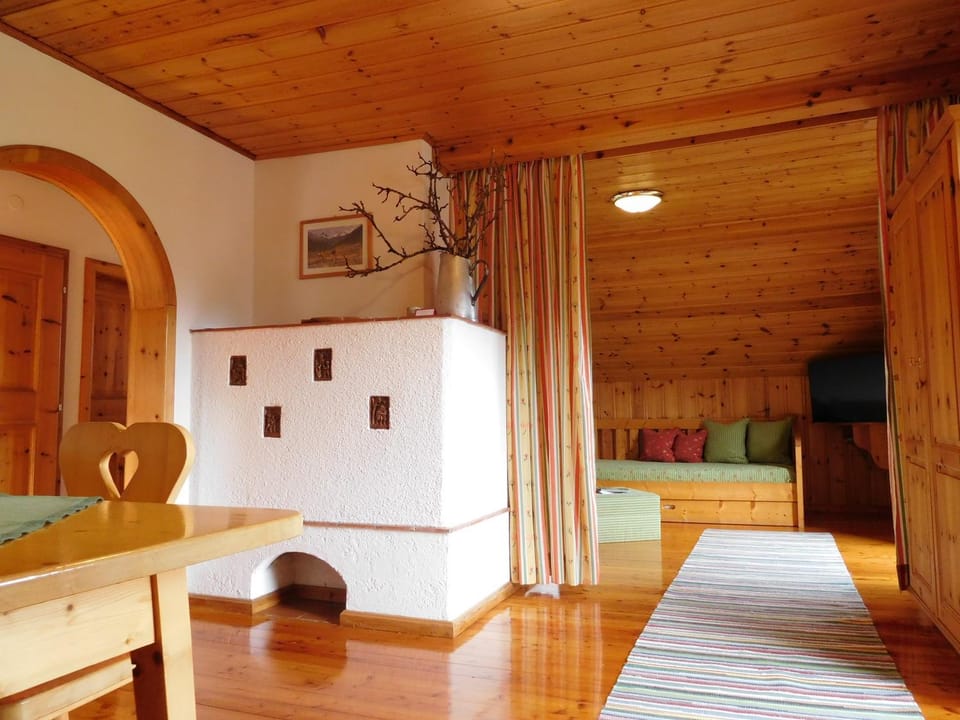 Photo of the whole room, Decorative detail
