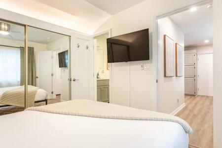 Stay around the corner from the Manhattan Beach Strand - Strand 3 DO NOT REACTIVATE Apartment in Manhattan Beach