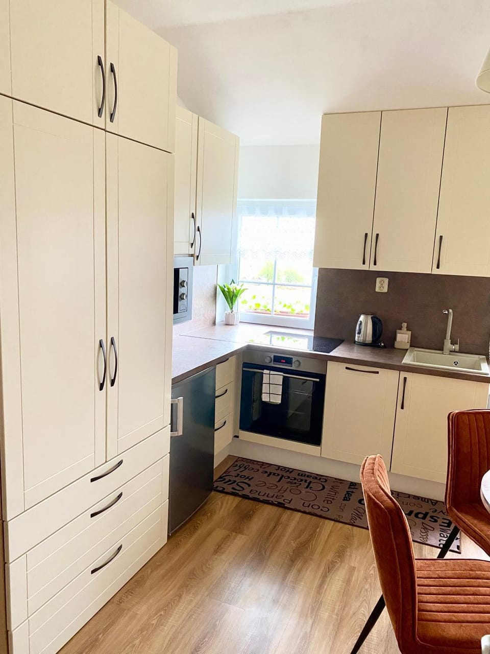 Kitchen or kitchenette, Seating area, Dining area, dishwasher, oven, stove, toaster