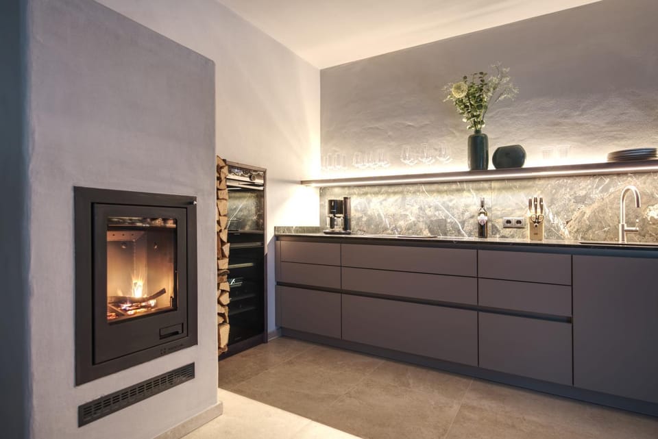 Coffee/tea facilities, Kitchen or kitchenette, fireplace, stove, kitchen