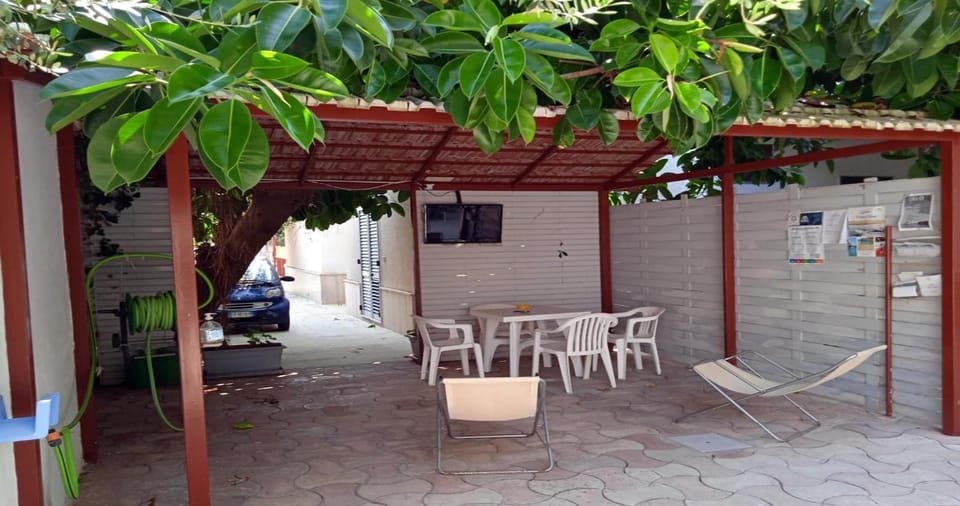 Patio, Communal lounge/ TV room, Day, Garden, Garden view