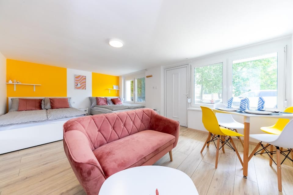 Bed, Photo of the whole room, Seating area, Dining area