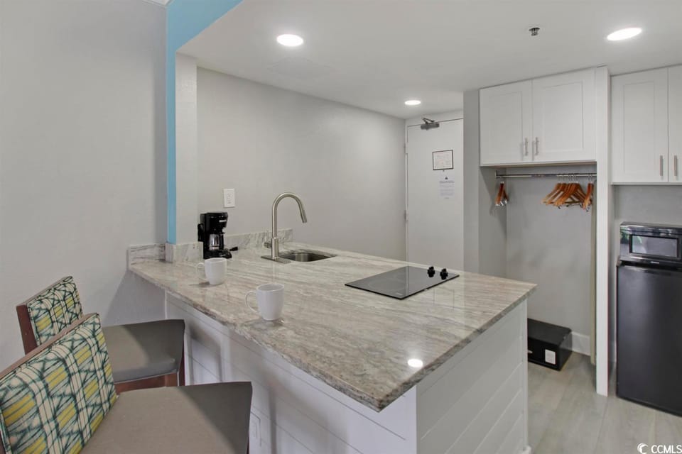 Immaculate Ocean View Double Queen Suite!- Grande Cayman Resort Unit 232 - Sleeps 4 Guests! House in Myrtle Beach