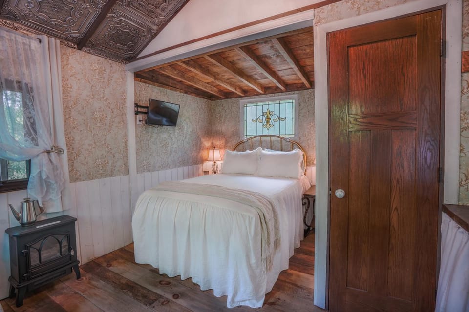 Property building, Bed, TV and multimedia, Photo of the whole room, Bedroom, flat iron