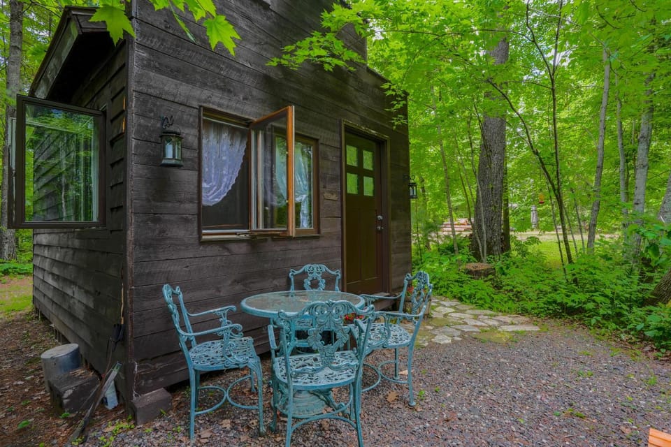 Property building, Patio, Day, Natural landscape, Seating area, Dining area, On site