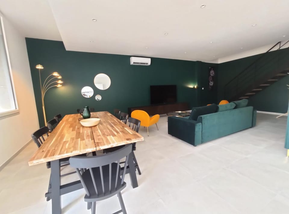 TV and multimedia, Living room, Dining area, air conditioner