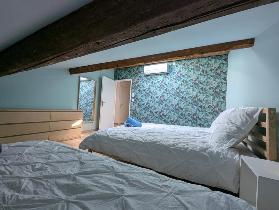 Bed, Photo of the whole room, Bedroom, air conditioner