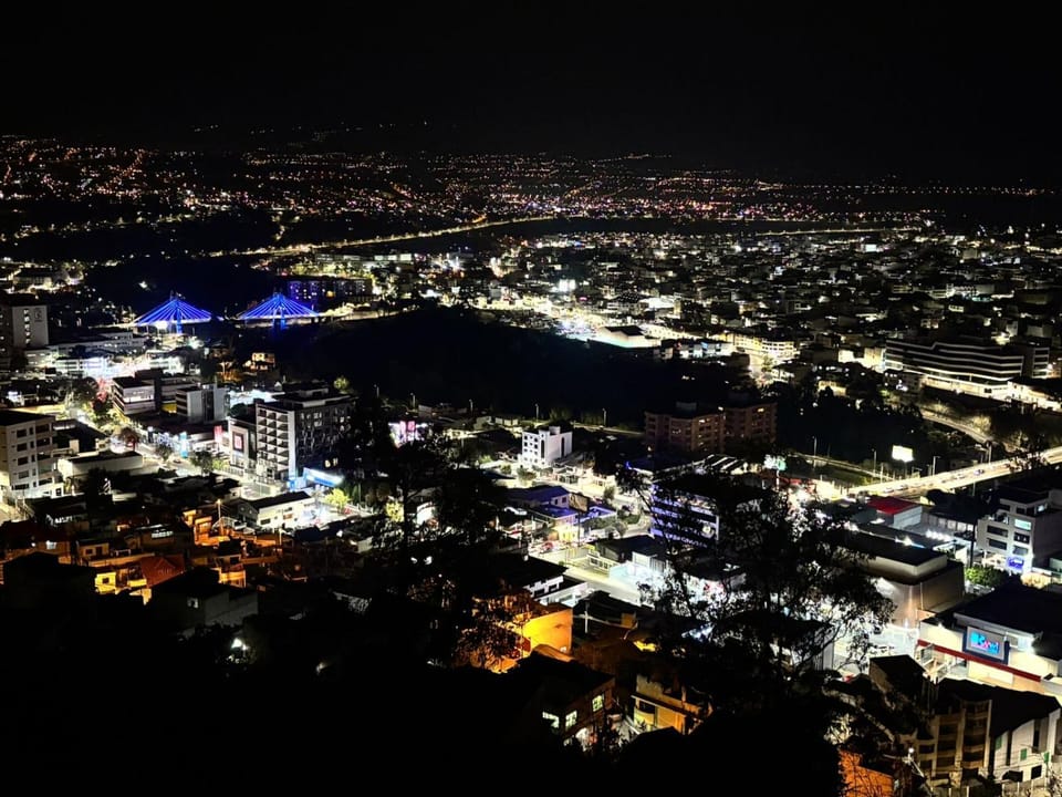 Espectacular Hermosa Casa Vacacional !Sorprendente vista del paisaje de toda la ciudad y sus alrededores! House in Ambato