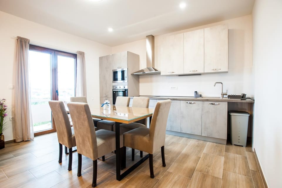 Kitchen or kitchenette, Dining area, stove